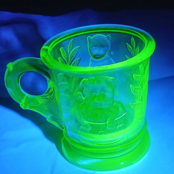 Vintage Vaseline Uranium Glass Childs Mug Cup Cat in Basket dog FLAW CHIP - Picture 16 of 16